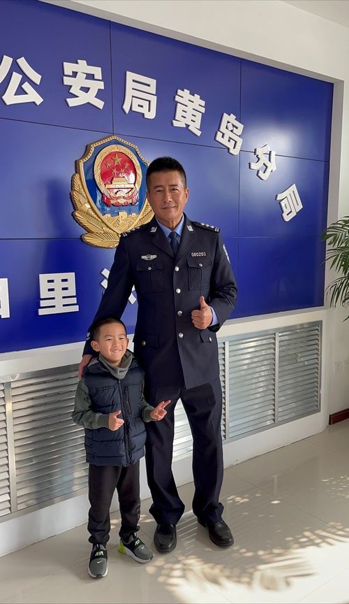 高曙光片场温馨一幕 棉服暖爸与短袖娇妻，四岁爱子神似父亲引热议